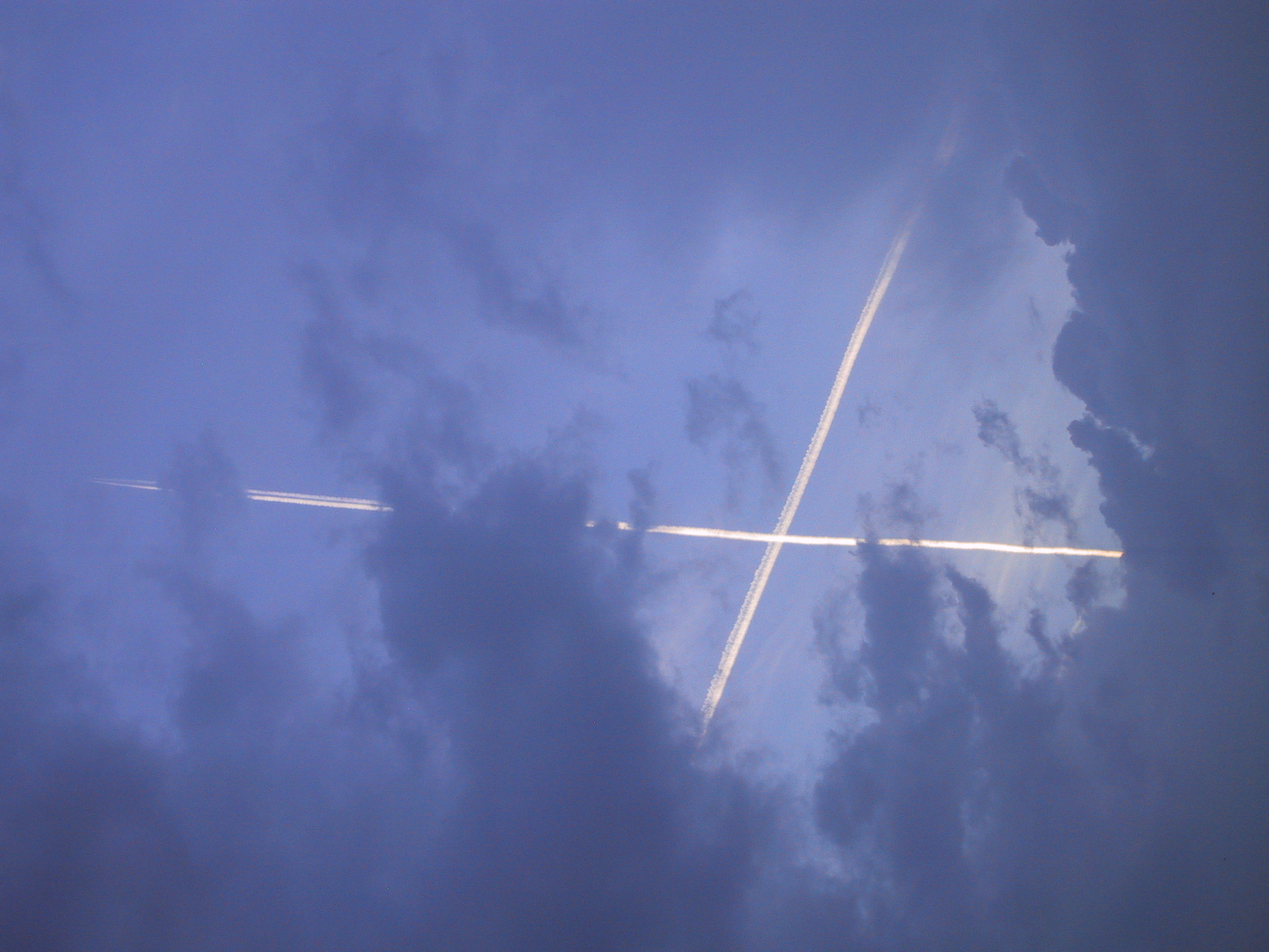 Condensation trails over Gr�nten